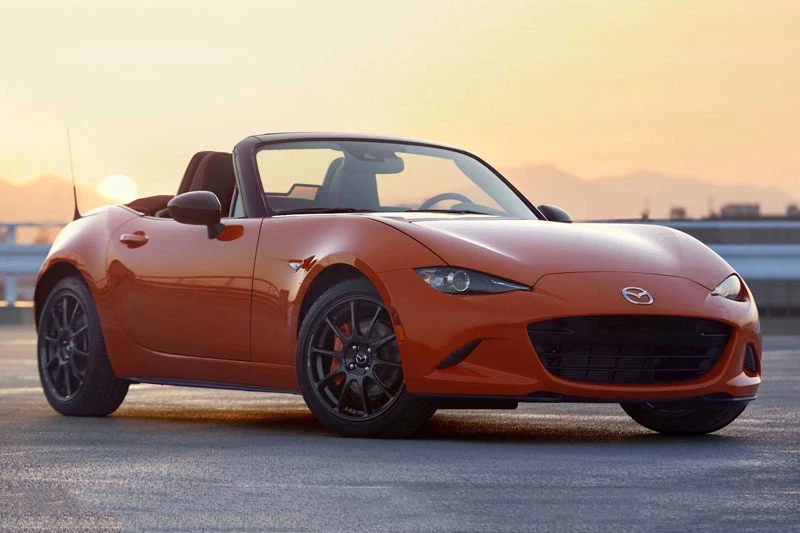 5. Mazda MX-5 Miata (trọng lượng: 1.103 kg).