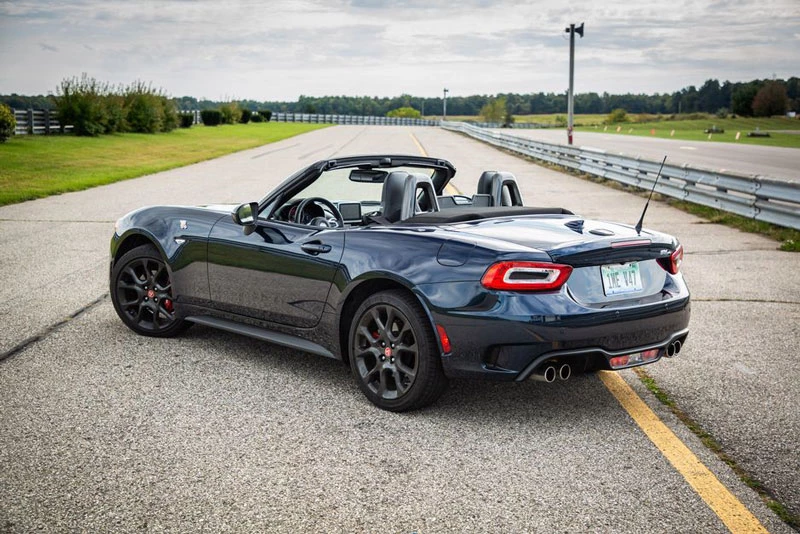 6. Fiat 124 Spider (trọng lượng: 1.105 kg).