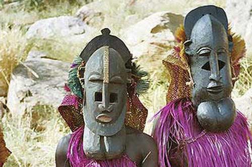 Nh&#x1EEF;ng ki&#x1EBF;n th&#x1EE9;c thi&#xEA;n v&#x103;n k&#x1EF3; l&#x1EA1;, v&#x1B0;&#x1EE3;t xa v&#x1EDB;i nh&#x1EEF;ng g&#xEC; m&#xE0; m&#x1ED9;t b&#x1ED9; l&#x1EA1;c c&#xF3; &#x111;&#x1EDD;i s&#x1ED1;ng nguy&#xEA;n th&#x1EE7;y c&#xF3; th&#x1EC3; kh&#xE1;m ph&#xE1; c&#x1EE7;a b&#x1ED9; t&#x1ED9;c th&#x1ED5; d&#xE2;n &#x1EDF; Ch&#xE2;u Phi 