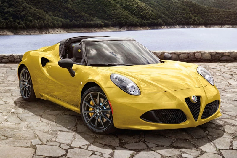 7. Alfa Romeo 4C Spider (trọng lượng: 1.128 kg).