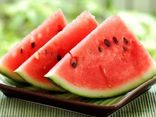 Dưa hấu mát - bổ nhưng khi ăn cần tránh làm 6 việc để không gây hại sức khỏe