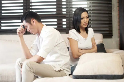 Giờ cô bối rồi, khó xử vì khi xưa đã "nhắm mắt" lấy đại chồng