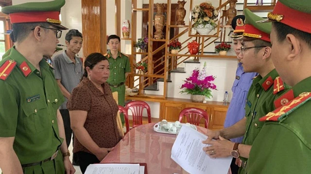 Lực lượng chức năng tống đạt quyết định khởi tố và bắt tạm giam Nguyễn Thị Vân về tội tham ô tài sản