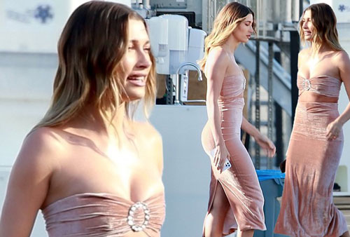 Bà xã của Justin Bieber mặc váy ôm sát, 'o ép' vòng một