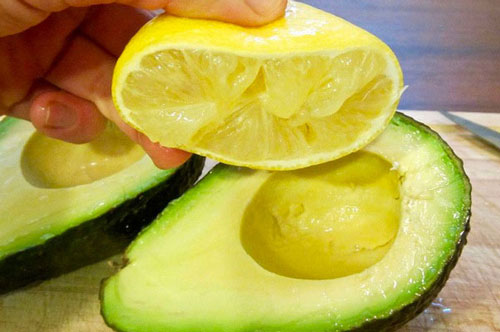 Mua bơ nhất định phải kèm theo 1 quả chanh, đây là lí do mà người bán không bao giờ "hé răng" nửa lời