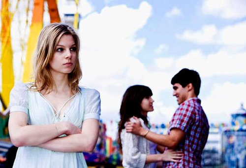 Biết chồng ngoại tình mà tôi vẫn phải nhịn nhục mà ngon ngọt...