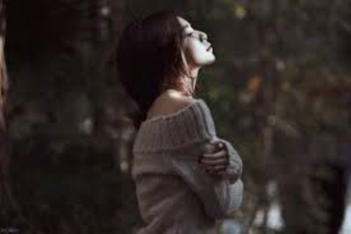 Mỗi sáng ngủ dậy, bạn trai luôn đặt tờ 100 nghìn đồng trên bàn để rồi khi biết lý do mà tôi lặng người