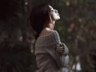 Mỗi sáng ngủ dậy, bạn trai luôn đặt tờ 100 nghìn đồng trên bàn để rồi khi biết lý do mà tôi lặng người