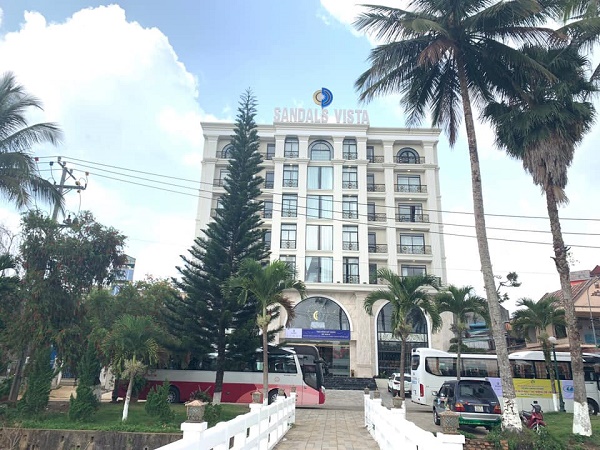 Khách sạn Sandanls Vista nằm ngay sát hồ Bảo Lộc.