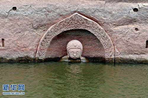 Hạn hán nghiêm trọng khiến hồ chứa cạn nước, lộ ra đầu tượng Phật khổng lồ: Bí mật vẫn còn nằm bên dưới