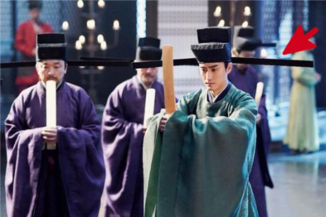 Cánh mũ quan thời Tống dài cả mét nhìn tưởng vướng víu nhưng lại có tác dụng bất ngờ