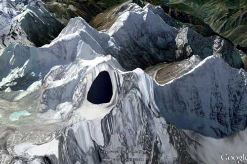 Google bôi đen căn cứ bí ẩn trên dãy Himalaya để giấu UFO?