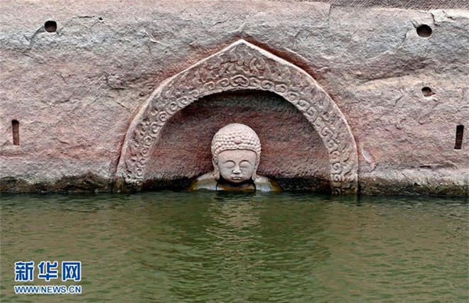Hạn hán nghiêm trọng khiến hồ chứa cạn nước, lộ ra đầu tượng Phật khổng lồ: Bí mật vẫn còn nằm bên dưới - Ảnh 1.