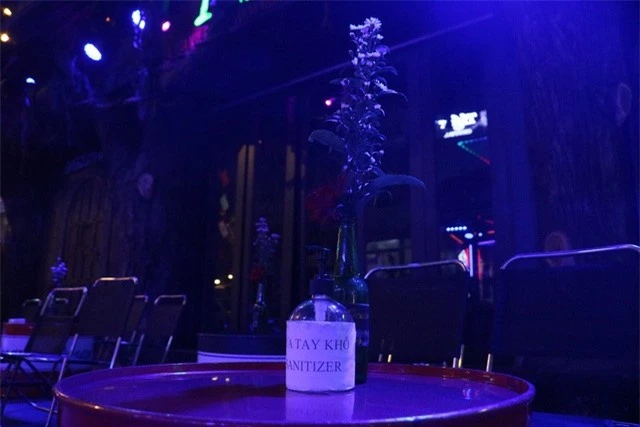 Karaoke, quán bar tại TP Hồ Chí Minh mở lại: Náo nhiệt nhưng không lơ là phòng dịch  - Ảnh 1.