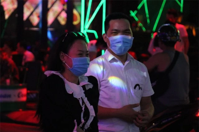 Karaoke, quán bar tại TP Hồ Chí Minh mở lại: Náo nhiệt nhưng không lơ là phòng dịch  - Ảnh 2.