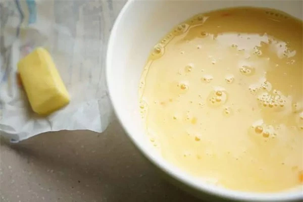 Thả chút bơ vào rán trứng thơm ngon hơn rất nhiều