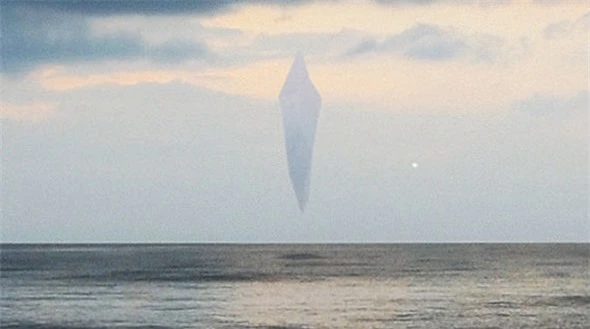 UFO khổng lồ hình kim cương xuất hiện trên biển?