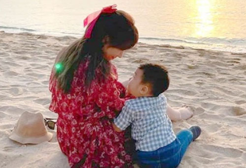 Được hỏi có yêu mẹ không, con trai Hòa Minzy có câu trả lời khiến nữ ca sĩ chỉ biết "cạn lời"