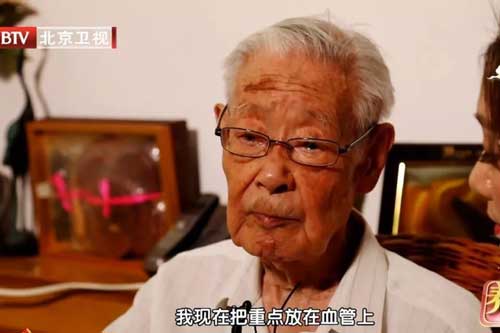 Bác sĩ 103 tuổi tiết lộ bí quyết sống thọ nhờ uống một loại nước mỗi ngày