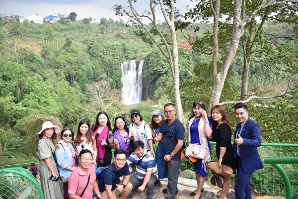 Các CEO du lịch trong chuyến Famtrip tại Hệ thống Đôi Dép ngày 20/3/2021.