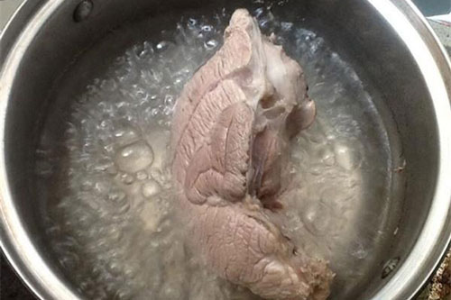 Thói quen cực nguy hiểm khi chế biến và ăn thịt lợn phải bỏ ngay