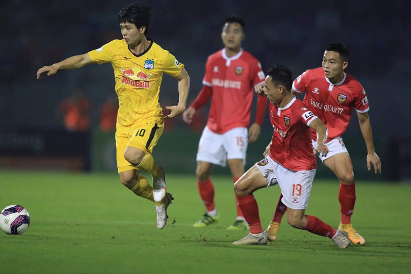 Công Phượng 4 trận không ghi bàn, HLV Kiatisuk nói gì?