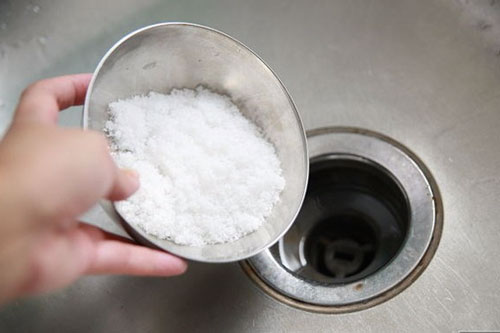 Cứ đem 1 bát muối xuống cống đang tắc, 10 phút sau thấy điều "kì diệu" xảy ra