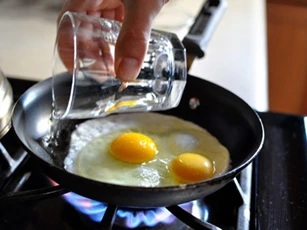 Ốp trứng đừng chỉ thêm dầu, thêm một thứ nữa, trứng không bị dính chảo lại có vị mềm ngon