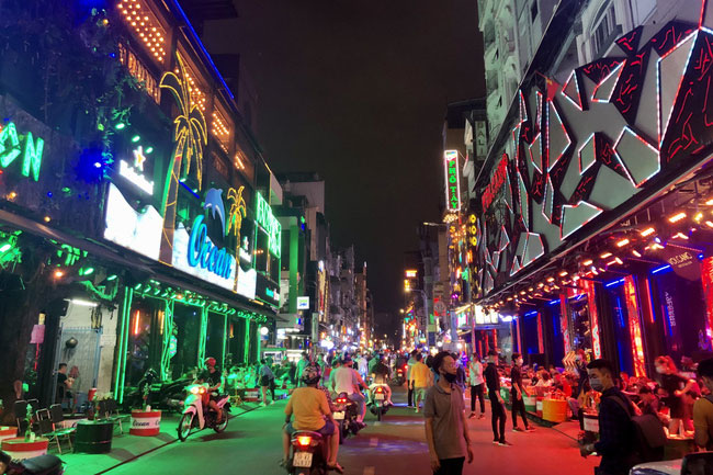 Karaoke, quán bar tại TP Hồ Chí Minh mở lại: Náo nhiệt nhưng không lơ là phòng dịch