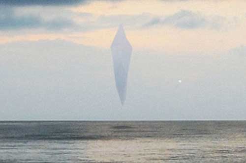 UFO khổng lồ hình kim cương xuất hiện trên biển Đan Mạch
