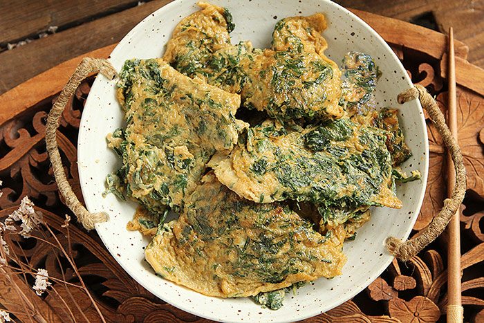 Làm trứng chiên ngải cứu đừng cho lá vào trực tiếp, thêm bước này món ăn ngon lại ít đắng