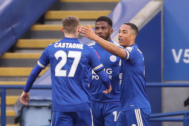 Iheanacho thăng hoa, Leicester tiễn MU rời FA Cup