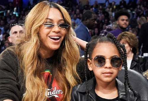 Con gái 9 tuổi Beyonce chạm tay vào chiếc cúp Grammy đầu tiên trong đời