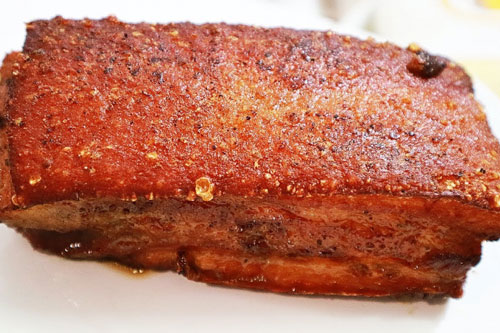 Chỉ cần ngửi sẽ biết đâu là thịt quay thượng hạng, đâu là hàng phế phẩm