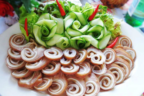 Luộc tai lợn trắng giòn sần sật lại không thâm xỉn chỉ cần cho thêm một thứ này, ai ăn cũng mê ngay