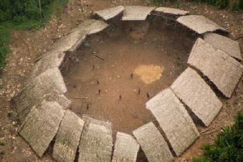 Ảnh hiếm về bộ lạc bí ẩn không tiếp xúc với người bên ngoài ở Brazil