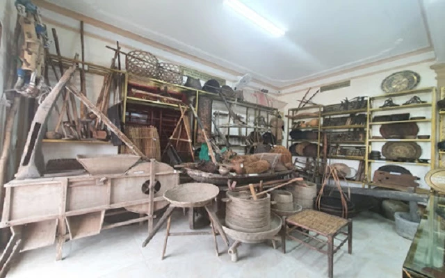 Bảo tàng tư nhân Hoa Cương trưng bày các hiện vật liên quan đến nghề thợ nề, nghề thợ mộc, nghề ép mía lấy mật.