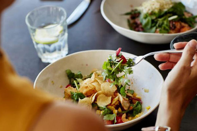 Ăn salad để giảm cân, tiêu hóa tốt nhưng mắc phải 7 sai lầm này thì ăn bao nhiêu cũng phí