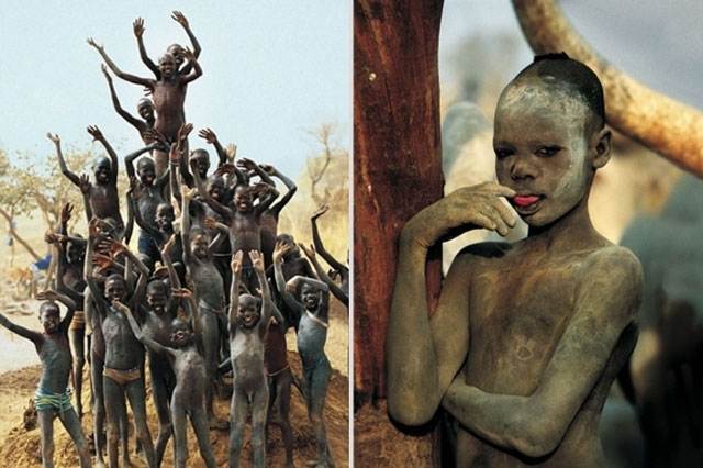Cuộc sống nguyên thủy của bộ tộc khỏa thân lạ nhất thế giới