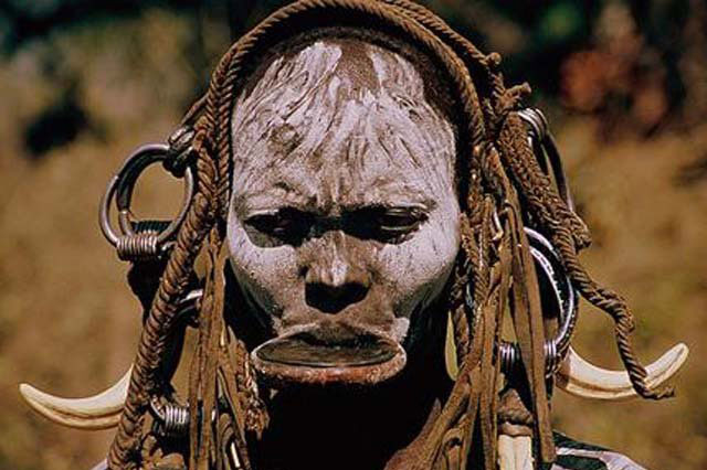 Những phong tục dựng tóc gáy của bộ tộc châu Phi