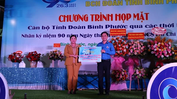 Phó Bí thư Tỉnh ủy - Chủ tịch UBND tỉnh Bình Phước Trần Tuệ Hiền thay mặt Thường trực Tỉnh ủy trao bảng tượng trưng 50 điện thoại di động thông minh cho Tỉnh Đoàn.