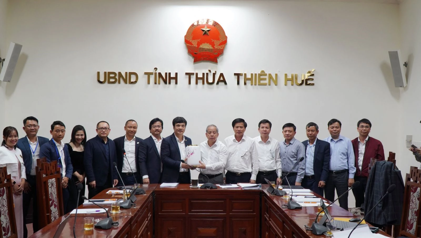 Chủ tịch UBND tỉnh Thừa Thiên Huế Phan Ngọc Thọ trao quà lưu niệm cho đại diện Công ty TNHH Giáo dục FPT.