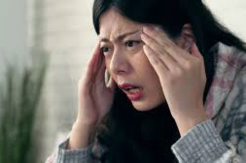 Ăn cơm xong, bố chồng gọi tôi vào phòng đưa cho cuốn sổ tiết kiệm trị giá gần 4 tỷ và than một câu khiến tôi hốt hoảng