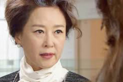 Nghe được mẹ chồng dạy con trai "dâu là con, rể là khách", nàng dâu nhẹ nhàng hỏi lại một câu khiến bà đỏ mặt khó xử