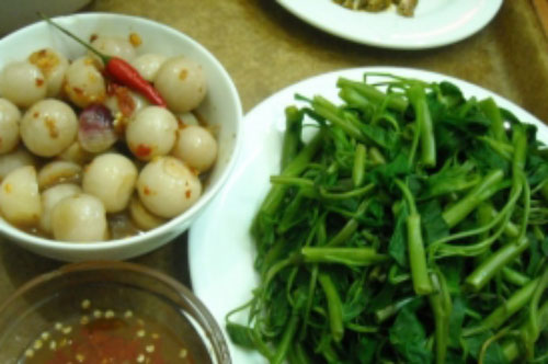 "Đã miệng, ngon cơm" với món cà pháo ăn cùng rau muống luộc