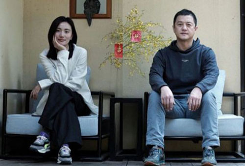 Lý Á Bằng quấn quýt bên người tình kém 19 tuổi