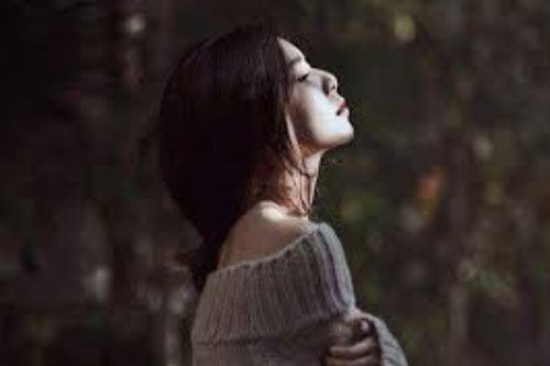 Luôn trách vợ "làm xấu mặt chồng", tôi giật mình hoảng hốt khi vô tình đọc một dòng tin nhắn trong điện thoại cô ấy