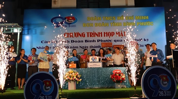 Cán bộ Đoàn qua các thời kỳ tại Bình Phước chào mừng sinh nhật lần thứ 90 của Đoàn TNCS Hồ Chí Minh.