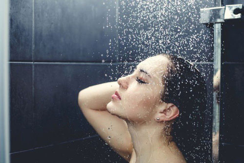Thấy 5 dấu hiệu này trước khi tắm, bạn phải dừng lại ngay để tránh cảm lạnh, đột tử