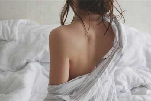 Đến nhà nghỉ gặp nhân tình, tôi đứng không vững khi thấy người phụ nữ trong phòng